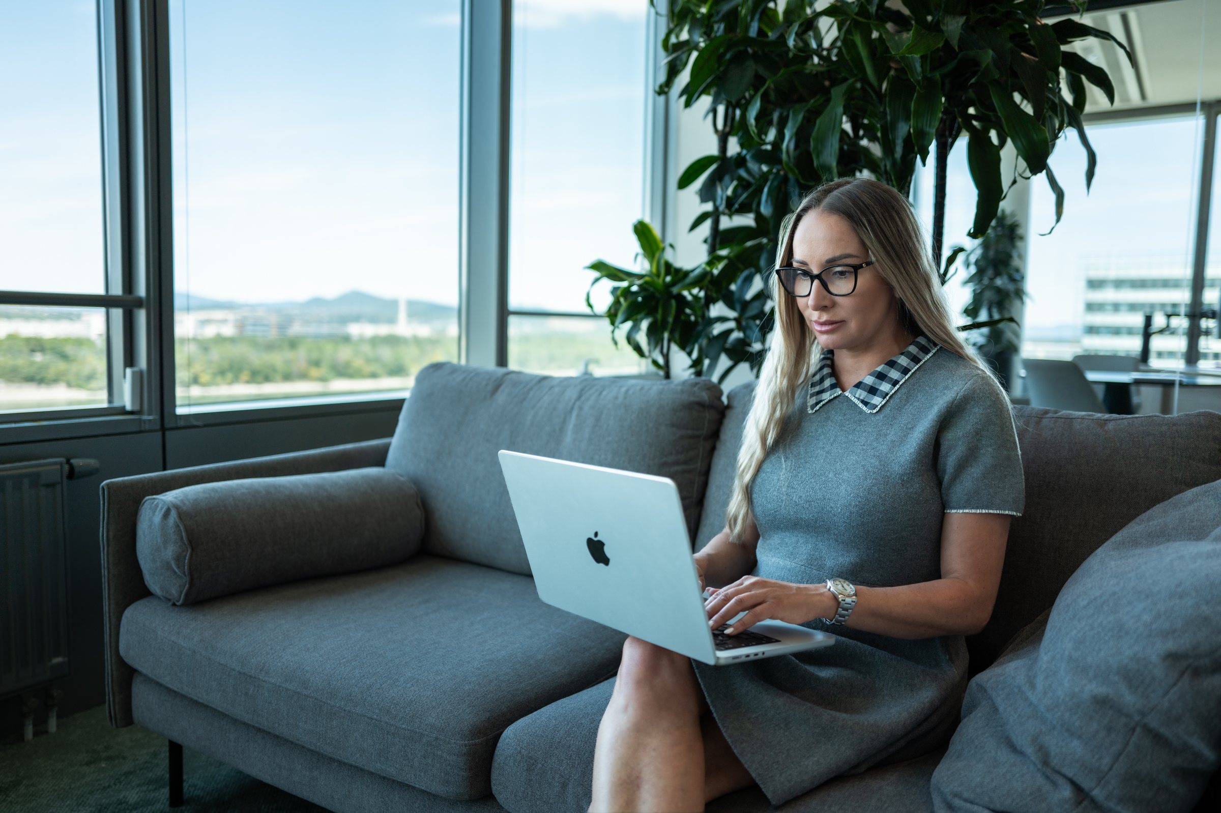 Az IDBC GO munkatársa laptopon dolgozik az irodában